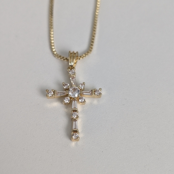 Elegant Gold Plated Cross Pendant Necklace - Picture 3 of 3